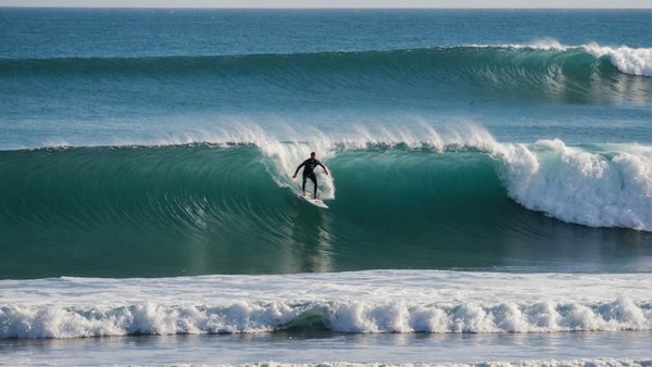 Les meilleures destinations de surf en France : guide complet